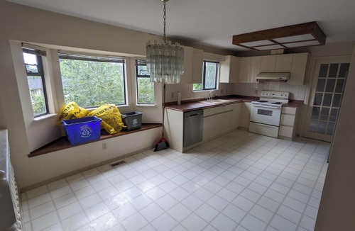 Burnaby House | Major international sporting event - 3500sqft House! Sleeps up to 16 people! Pet friendly.