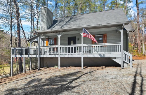 Sautee Nacoochee House | Firefly Lodge - 4 Bdrm Cabin 5 miles to Helen *Pets Welcome*