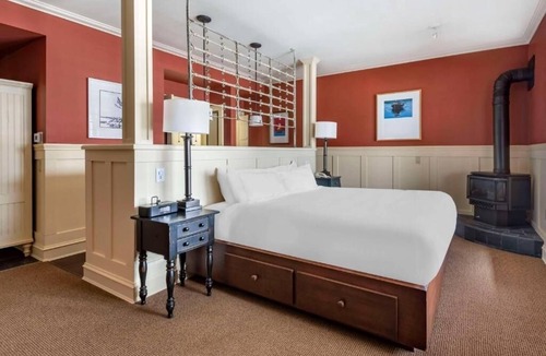 The Blue Mountains Hotel | Fireside Mountain Escape w/Seasonal Pool, BBQ Area, Hot Tubs & Outdoor Fun