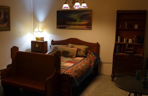 Wells House | Fireweed Room - Mountain Time Getaways in Wells