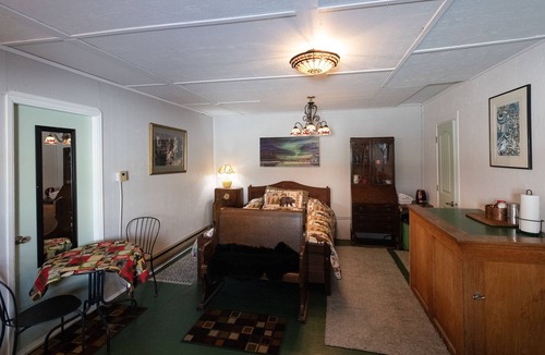 Wells House | Fireweed Room - Mountain Time Getaways in Wells