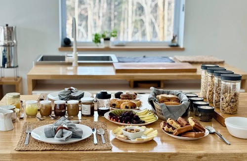 Shefford Apartment | FLEURS Room – Cozy & Eco-Friendly Stay around Mt. Shefford, FLEURS Room – Zen & Nature-Inspired Spac