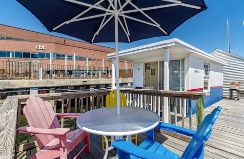 Thompson Square - Bunker Hill Boat Rental | Floating Cabin Perfect for a Unique Getaway to Boston, Massachusetts