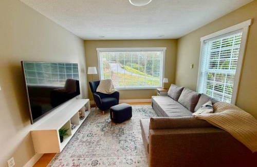 Anmore House | Forest Retreat Suite Near Lakes, Trails&SkyTrain