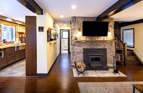 Norland Cabin | Forest Tranquility: Secluded Pet-Friendly Cabin with a Hot Tub in Kawartha Lakes, Ontario