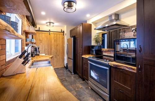 Norland Cabin | Forest Tranquility: Secluded Pet-Friendly Cabin with a Hot Tub in Kawartha Lakes, Ontario