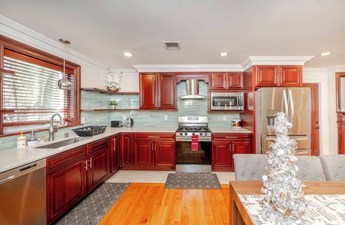 Quincy House | FREE Parking & Bright 3BR Boston Townhouse Near Transit Pet-Friendly - 383