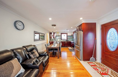 Quincy House | FREE Parking & Bright 3BR Boston Townhouse Near Transit Pet-Friendly - 383
