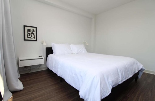 Indian Village Apartment | FRONTDESK First-Class Studio Apt in Hyde Park