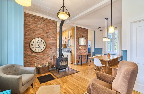 Mauricie House | Fully-equipped riverside cottage with jacuzzi.