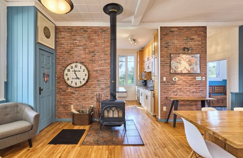 Mauricie House | Fully-equipped riverside cottage with jacuzzi.