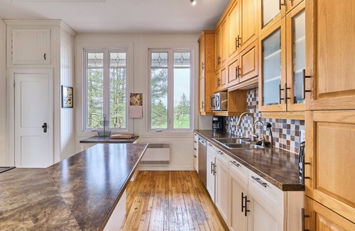 Mauricie House | Fully-equipped riverside cottage with jacuzzi.