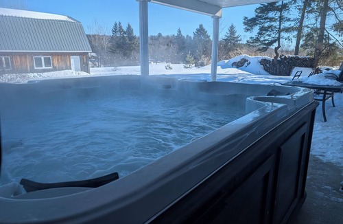 Mauricie House | Fully-equipped riverside cottage with jacuzzi.