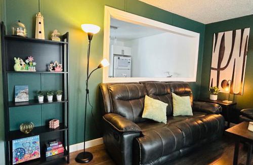 Thompson House | Fully Furnished, 5 Bedrooms, 2 Kitchens, Free Parking, Corporate Housing