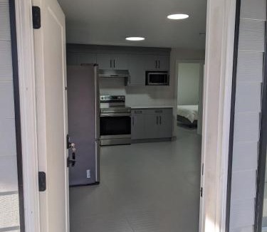 Surrey Apartment | Fully Furnished Holiday Rental 2 BR Suite