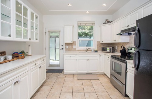 Surrey House | Fully Private 2BR Suite- OwnEntrance &Ground Level!