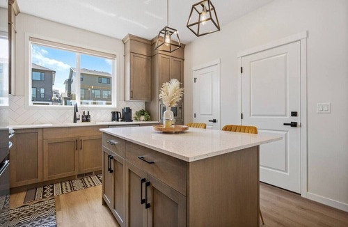 Calgary House | Fully Private Detached House | 4BR | Sleeps 14