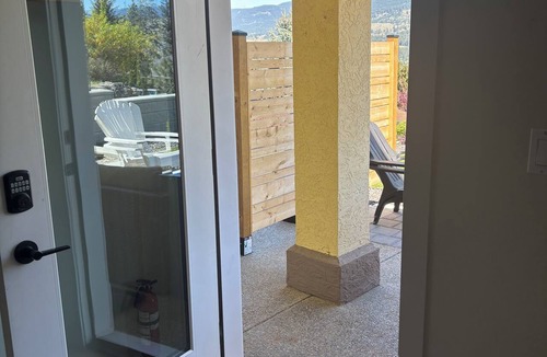 Central Okanagan House | Furnished Lakeview Suite Near UBCO & Okanagan Ski Resorts
