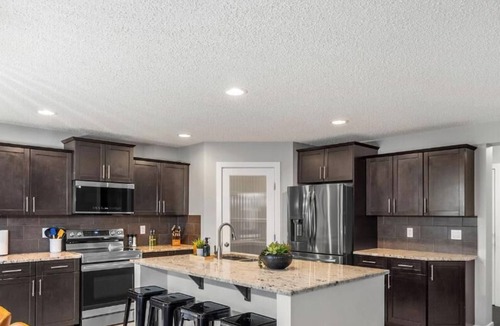 Northwest Edmonton House | Game Night Retreat - HotTub - AC - FireTable - BBQ - Kingbed
