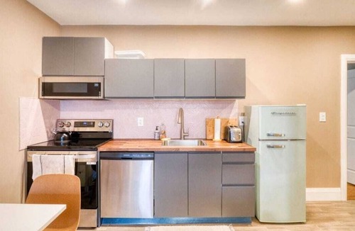 Roncesvalles Village Apartment | Garden-Facing Gem in Fab Roncy!