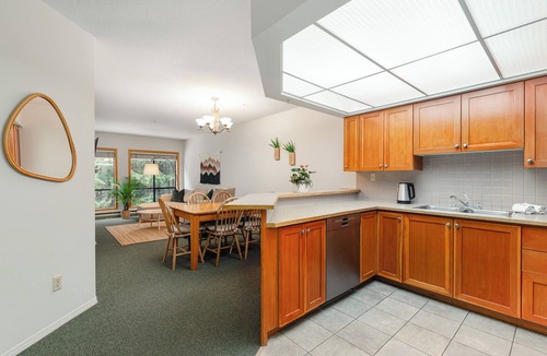 Upper Village Apartment | Gateway to PEAK 2 PEAK sightseeing Rooftop Hot Tub Free Parking Pets Allowed