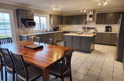 Victoria Harbour House | Georgian Bay 5 bedroom waterfront , large deck .Quiet family neighbourhood.