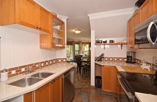 Village North House | Glacier Reach Townhouse new private hot tub (June 2025) common pool,!covered deck & free parking