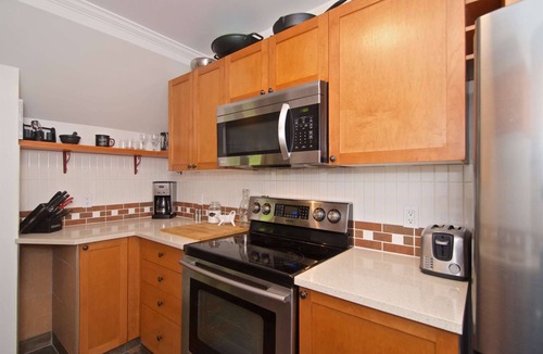 Village North House | Glacier Reach Townhouse new private hot tub (June 2025) common pool,!covered deck & free parking