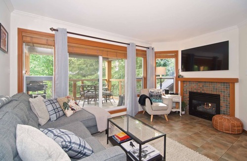 Village North House | Glacier Reach Townhouse new private hot tub (June 2025) common pool,!covered deck & free parking