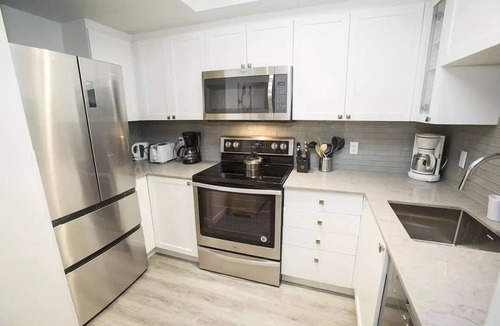 Village North House | Glaciers Reach - Village North, Private Hot Tub & Shared Pool , Free Parking
