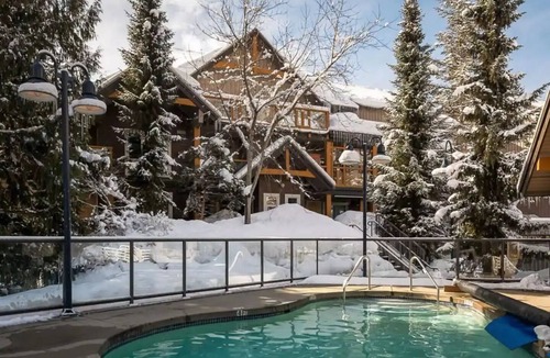 Village North House | Glaciers Reach - Village North, Private Hot Tub & Shared Pool , Free Parking