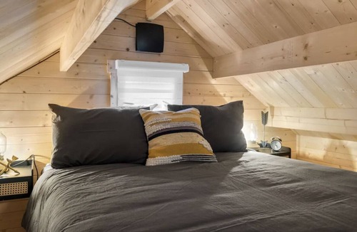 Fort Erie Cabin | Glamming luxury Cabin, forest retreat. Tiny Home