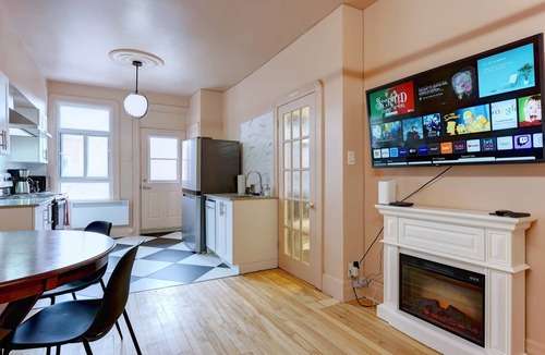 Hochelaga Apartment | Glamorous getaway | Near Subway | Fireplace | AC | Wi-Fi