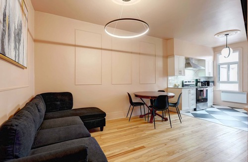 Hochelaga Apartment | Glamorous getaway | Near Subway | Fireplace | AC | Wi-Fi