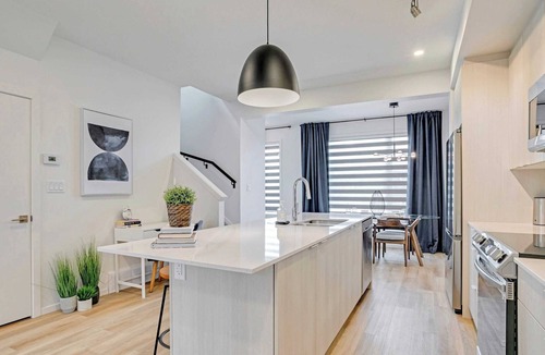 Jasper Place House | Glenwood. Sleeps 6. 8 mins to WEM.