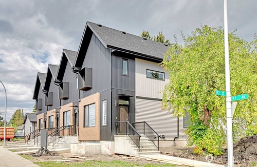 Jasper Place House | Glenwood. Sleeps 6. 8 mins to WEM.