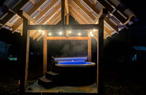 Brew Bay House | Golden Rings Cabin on Homestead w Hot Tub