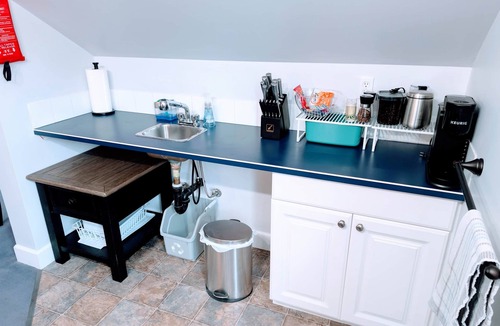 Alert Bay Apartment | Gordie's Lookout: Top Floor Executive Suite with Workspace