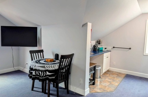 Alert Bay Apartment | Gordie's Lookout: Top Floor Executive Suite with Workspace