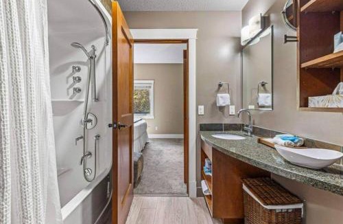 Canmore Apartment | Gorgeous Mountain Condo - Pool & Hot Tub
