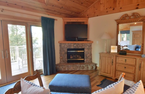 Seguin Cottage | Gorgeous New Build on Rosseau with Pictuesque Views! Sunset Deck! Sleeps 12!