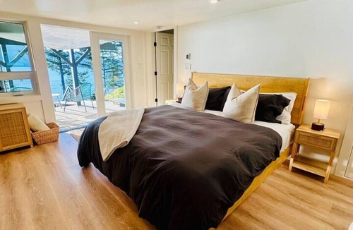 Bowen Island Apartment | Gorgeous Ocean & Mountain View King Suite