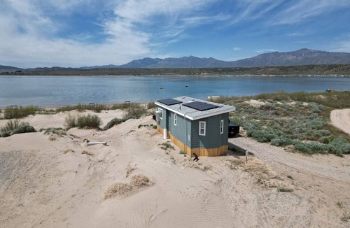 Levan Cabin | Gorgeous Tiny House on Yuba Lake for a Unforgettable Glamping Getaway in Utah