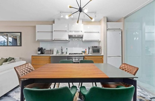 Strathcona Apartment | Gorgeous Unit in Downtown+Private Patio+1Parking