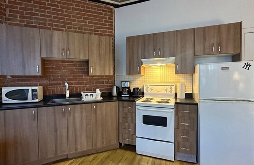 Shaughnessy Village Apartment | Gorgeous Unit Near General Hospital & Concordia