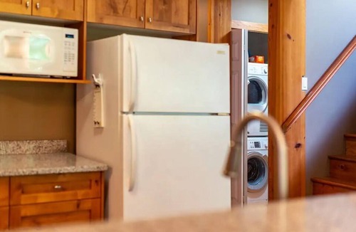 Fernie House | Gr8 @ 8! - private hot tub, ski in, 3 bdrm, bbq