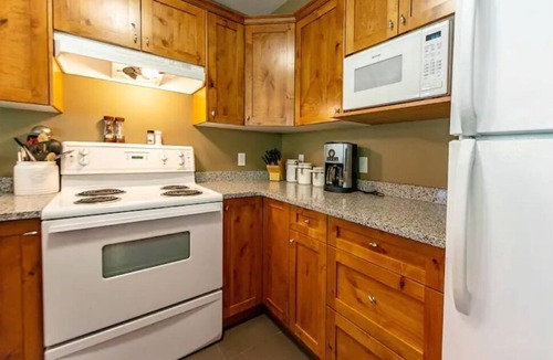 Fernie House | Gr8 @ 8! - private hot tub, ski in, 3 bdrm, bbq