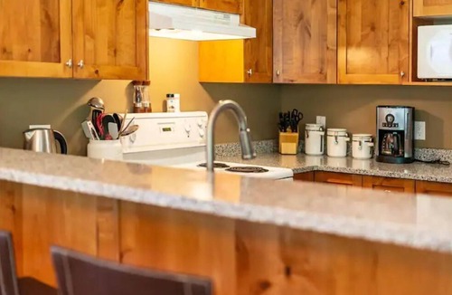 Fernie House | Gr8 @ 8! - private hot tub, ski in, 3 bdrm, bbq
