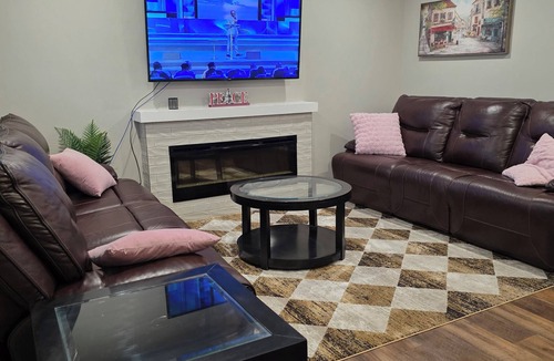Regina House | Grand Stylish Home | TVs in Bedrm & Lvroom | Comfy mattresses |Garage park | BBQ