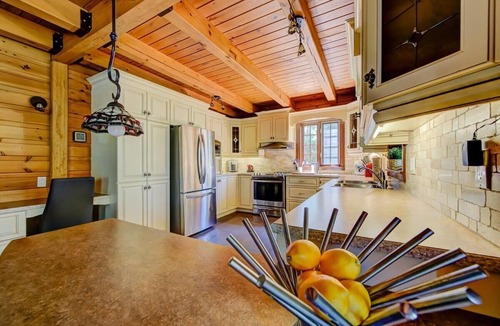 Grandes-Piles Ski Chalet | Grandes-Piles | Spa, dock, navigable river & ski